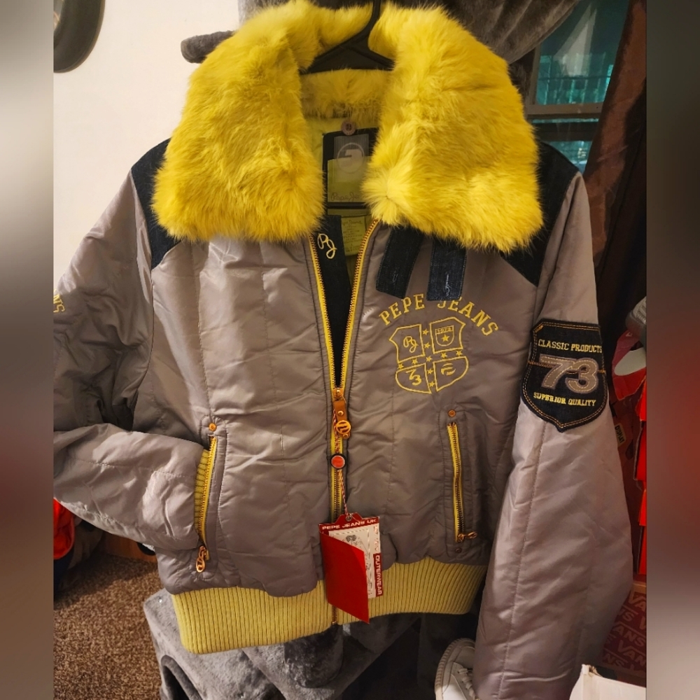 Vintage Pepe Jean's London Womens Jacket with removable fur collar.